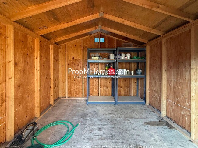 Building Photo - Cozy Two Bedroom Home in Willamette on a Massive Lot!