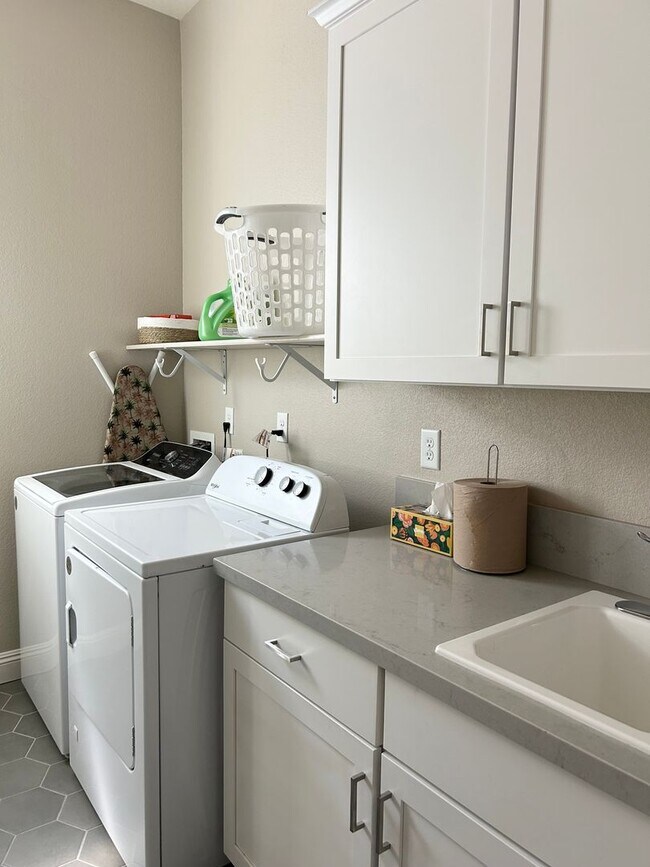 Building Photo - Luxury 55+ Executive Home- Fully Furnished