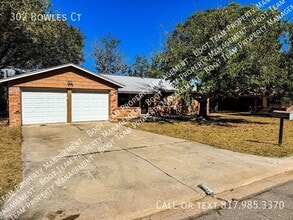 Building Photo - 302 Bowles Ct