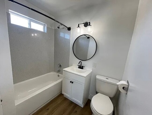 Building Photo - Ideal Single apartment