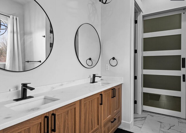 Building Photo - GORGEOUS Sandy Home!!!