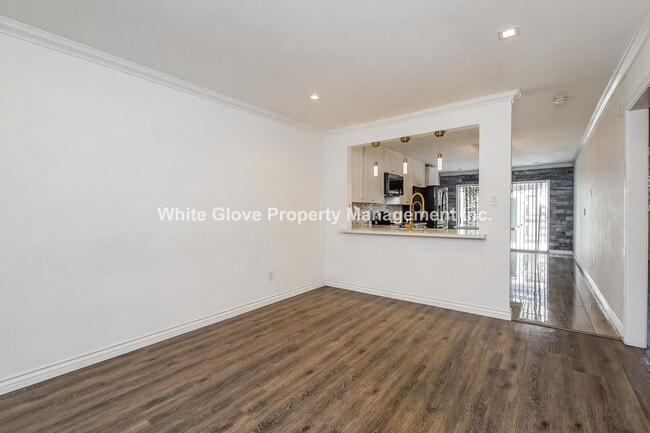 Building Photo - Updated 2 Bedroom Placentia Townhome