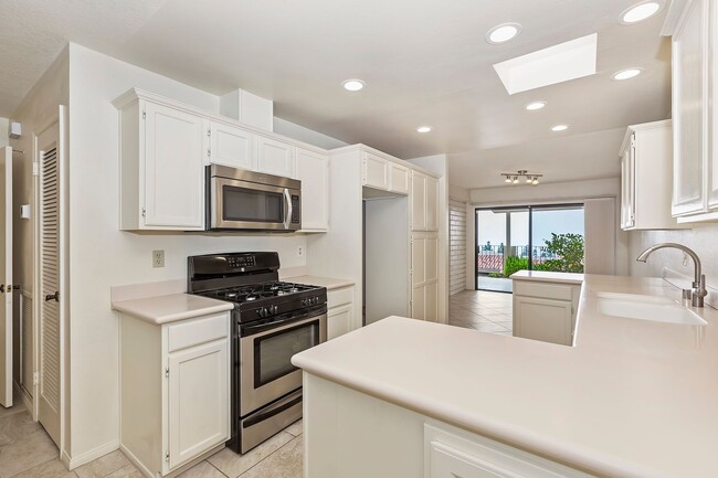 Building Photo - Gorgeous 2 bedroom, 2 bath in the hills ab...