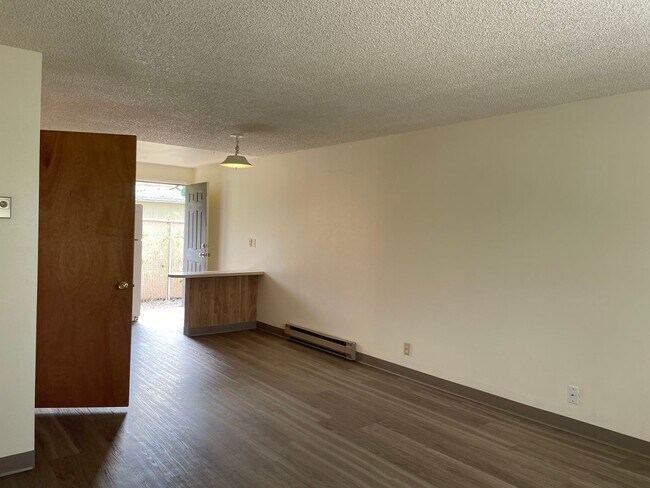 Building Photo - Very Nice 2 Bedroom 2 Bath TownhomBrand New Flooring and Fresh Paint1