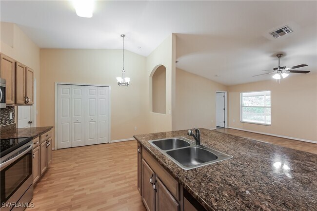 Building Photo - 1120 Cariston Ave