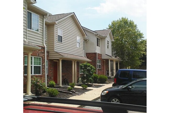 Building Photo - NICHOLASVILLE GREENS TOWNHOMES