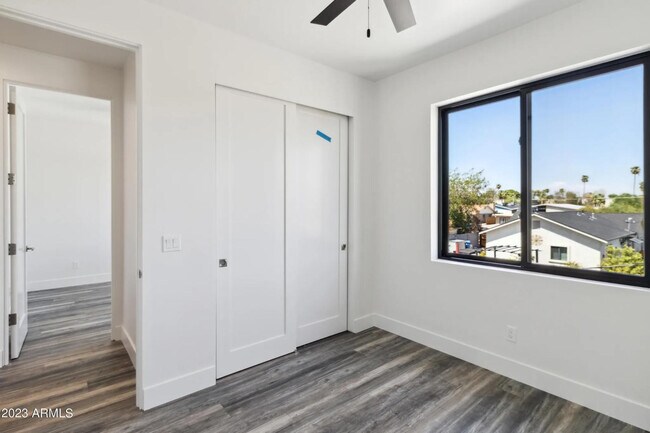 Building Photo - 902 W Hazelwood St