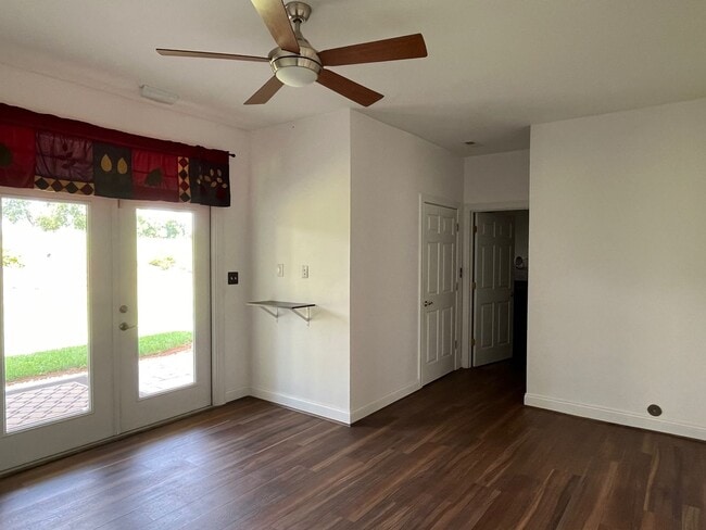 Building Photo - One Level Home in New London