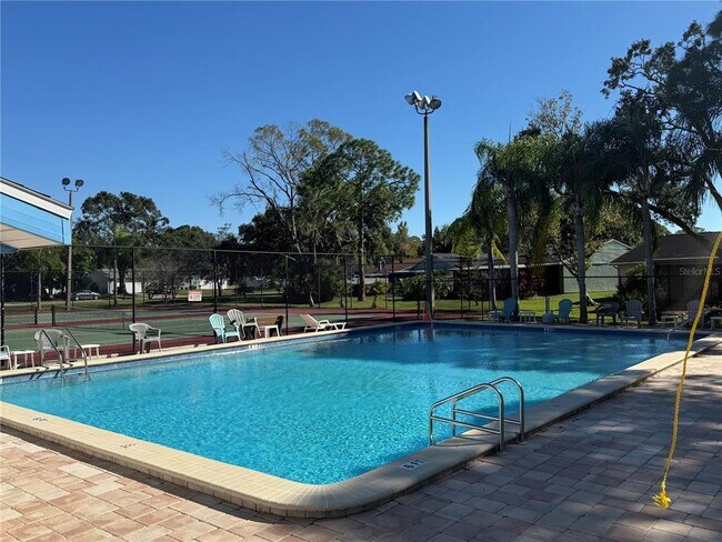 Building Photo - 525 Lakeview Dr