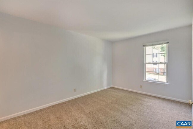 Building Photo - 1221 Villa Ln