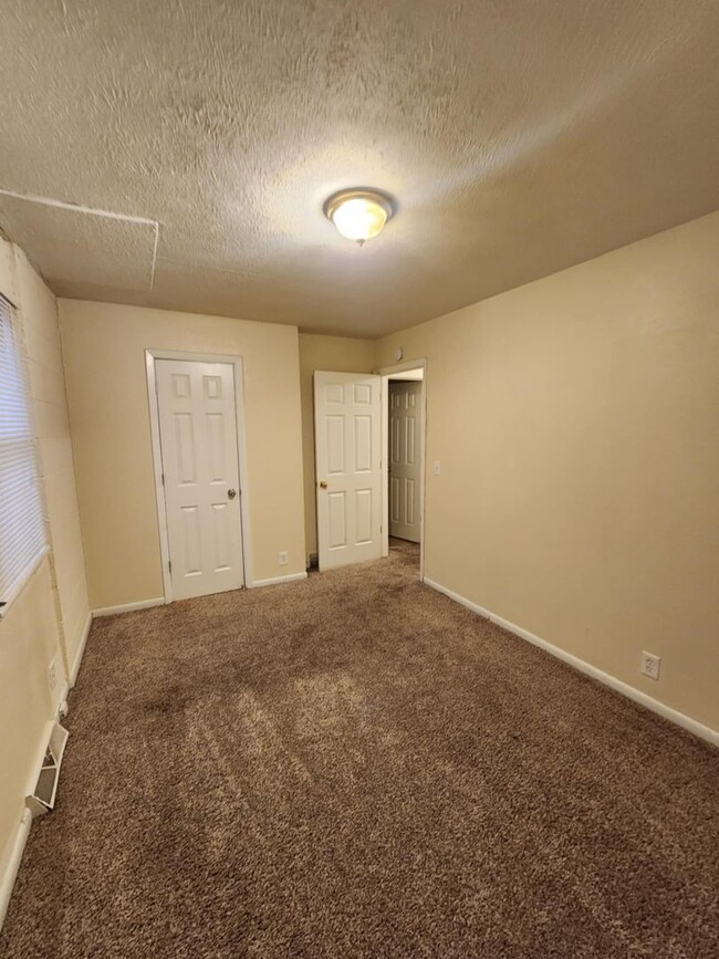 Building Photo - Spacious Three Bedroom