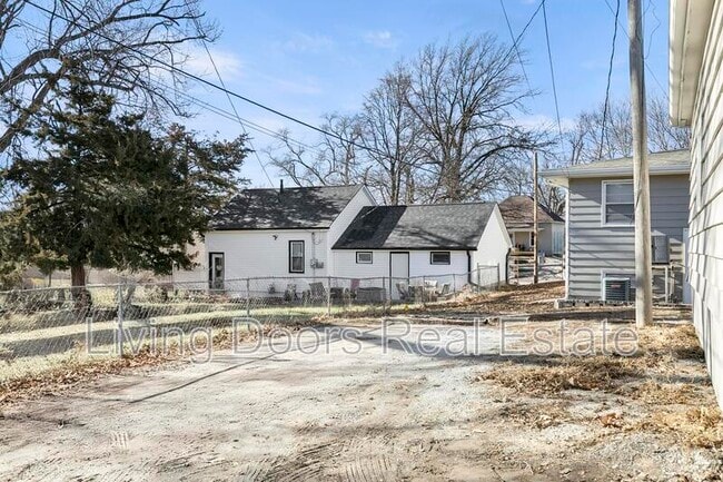 Building Photo - 348 S 5th St