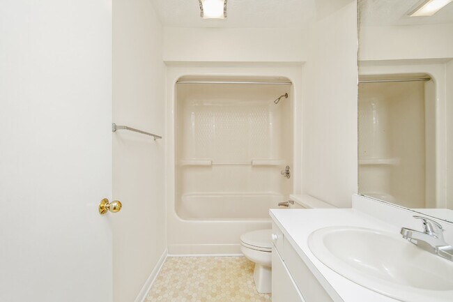 Building Photo - COMING SOON! Cozy 2bd/2ba Townhome Nest in Watersedge