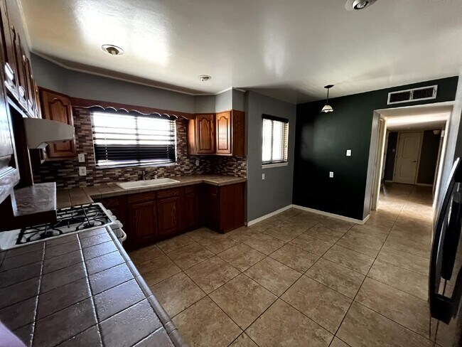 Building Photo - 112 De Leon Dr