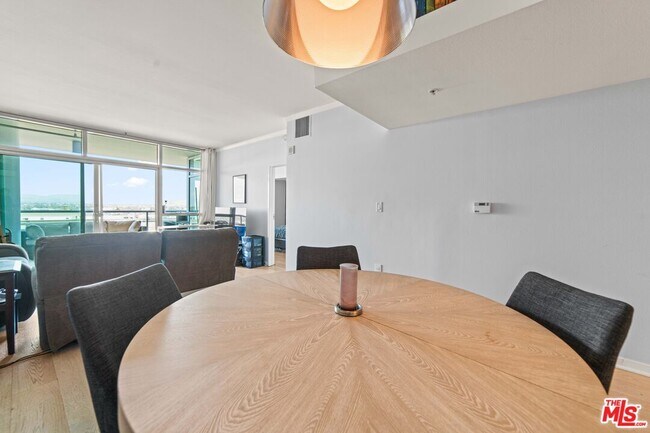Building Photo - 13700 Marina Pointe Dr