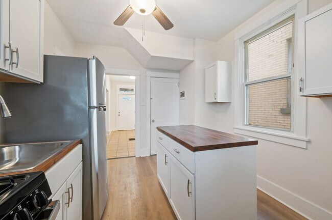 Building Photo - Newly Renovated 3 Bed, 1 Bath Home - Conveniently Located, Central AC & Heat - Available NOW in B...