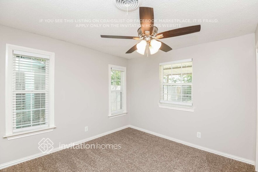 Building Photo - 208 Ennis St