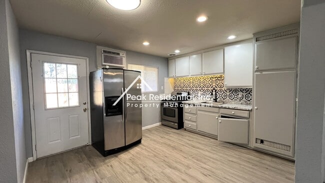 Building Photo - Carmichael 2bd/1ba Duplex near Manzanita & Auburn Blvd