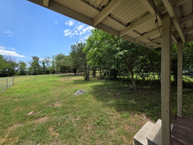 Building Photo - 1116 E Cameron Ave