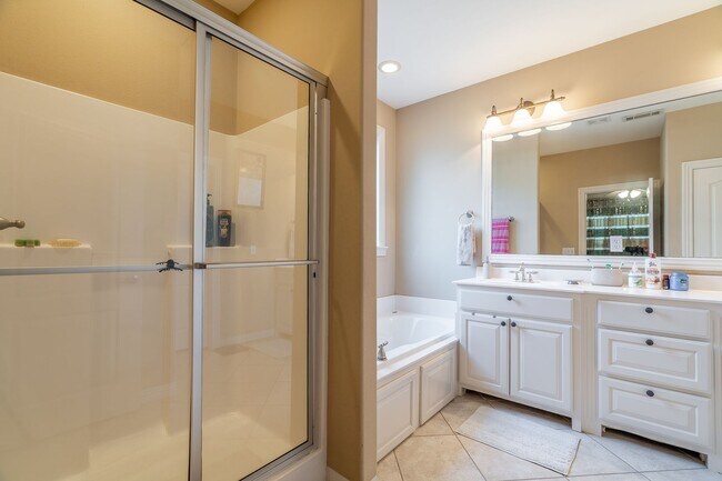 Building Photo - Furnished beautiful 4bd/2.5bth home located in the Clabber Creek Subdivision!! Open to various le...