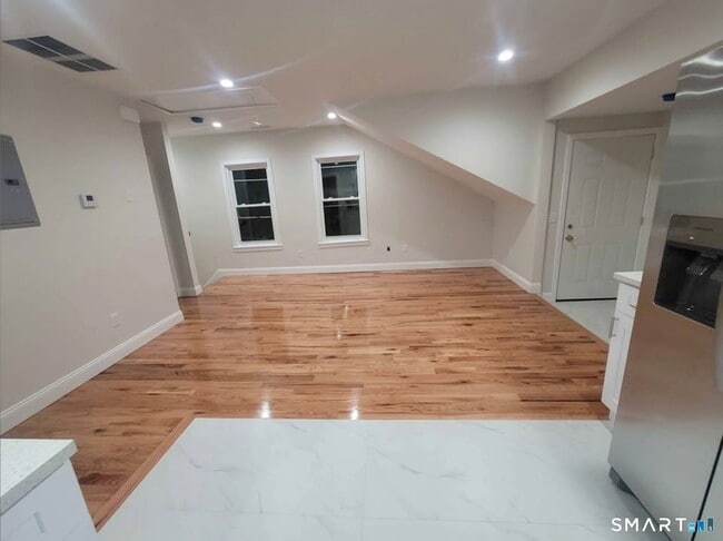 Building Photo - 564 Fairfield Ave