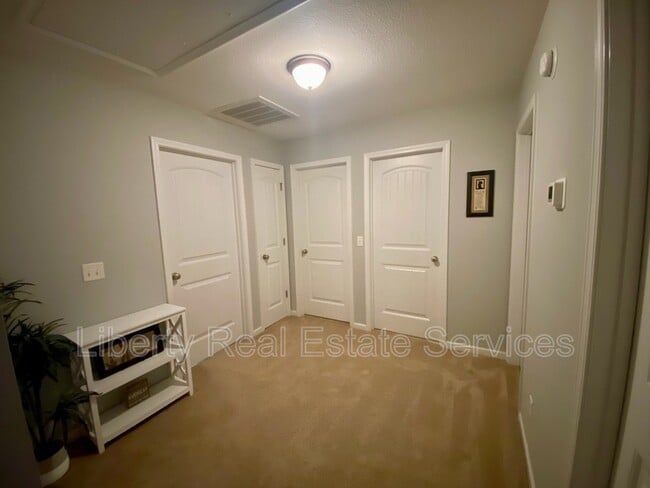 Building Photo - 162 Carriage Way