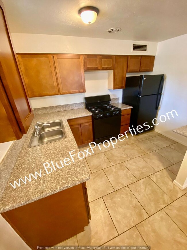 Building Photo - 3807 E Dover Stravenue