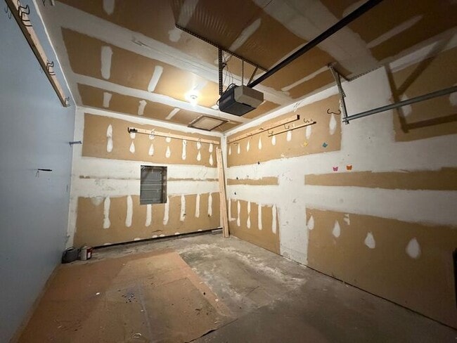 Building Photo - $1,400 | 3 Bedroom, 2 Bathroom House | Pets Negotiable* | Available for an Immediate Move In!