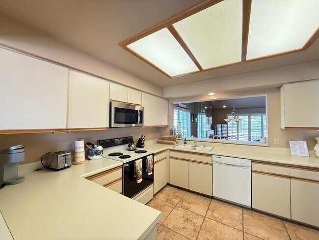 Building Photo - 688 Vista Lago Cir N