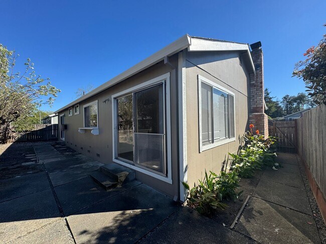 Building Photo - Bright 4 Bedroom 2 Full Bathroom Home with 2 Car Garage!