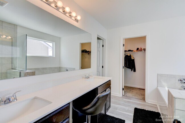 Building Photo - 9480 White Tail Dr