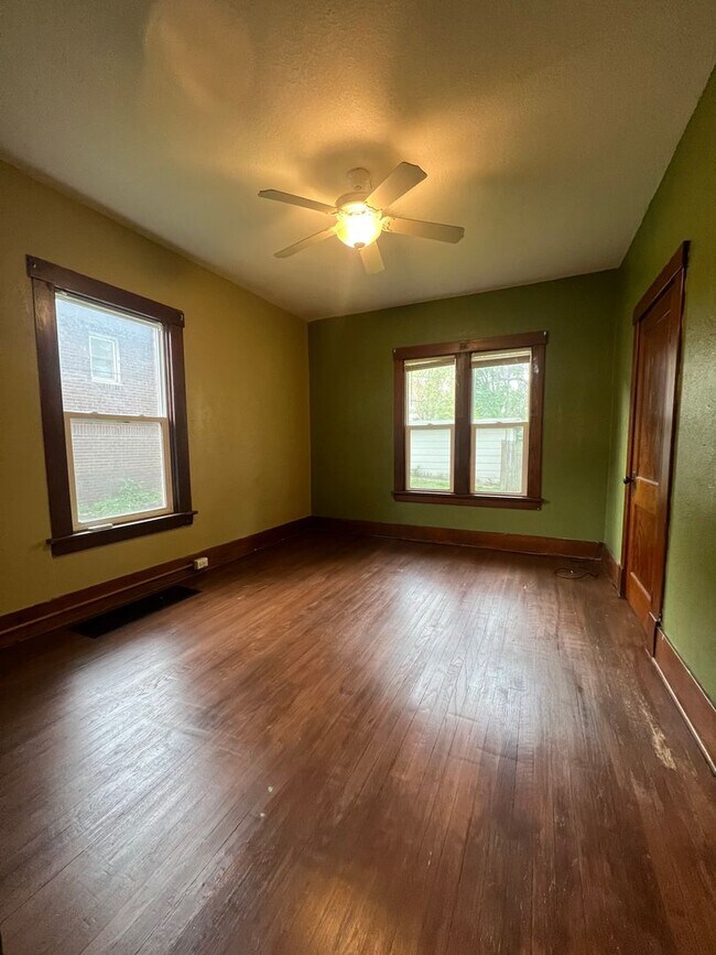 Building Photo - 915 5th Ave N