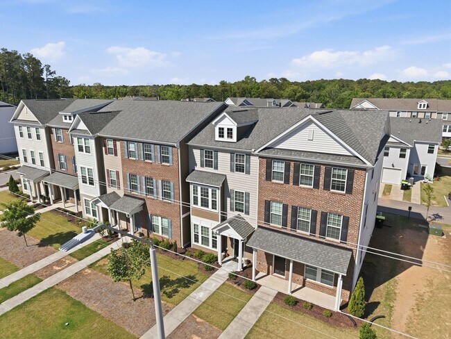 Building Photo - Modern 4BR Townhome with Washer/Dryer & Pet-Friendly Living in Morrisville!