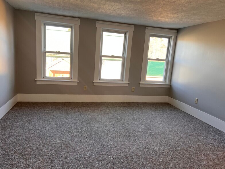 Building Photo - 17 Elm St