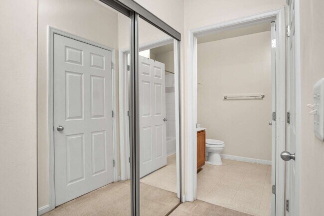 Building Photo - Modern Condo Living with Balcony and Great Location