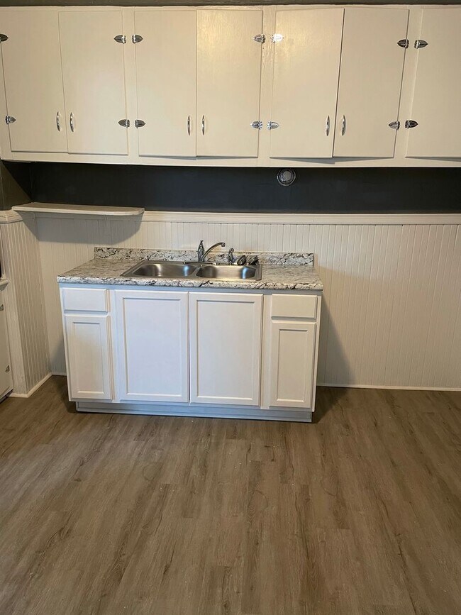 Building Photo - 917-919 W 7th St