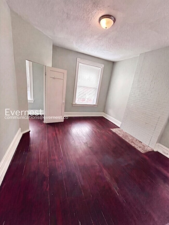 Building Photo - 2 Bed/1 Bath Unit 2F in St. Louis / Vouchers Accepted / Available Now!