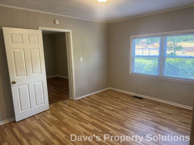 Building Photo - Refreshed and Move-In Ready