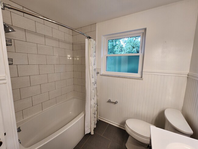 Building Photo - 720 Woodfield Dr