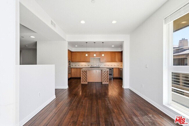 Building Photo - 5831 Seawalk Dr