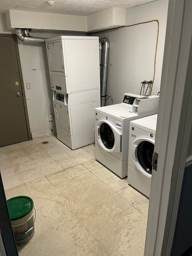 Building Photo - 35 Log St