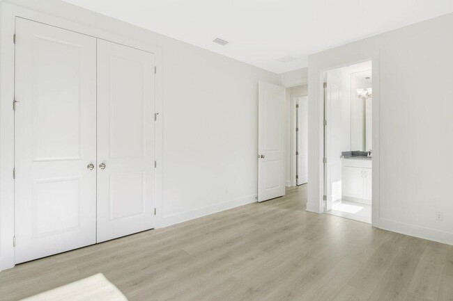 Building Photo - 5667 Delacroix Ter