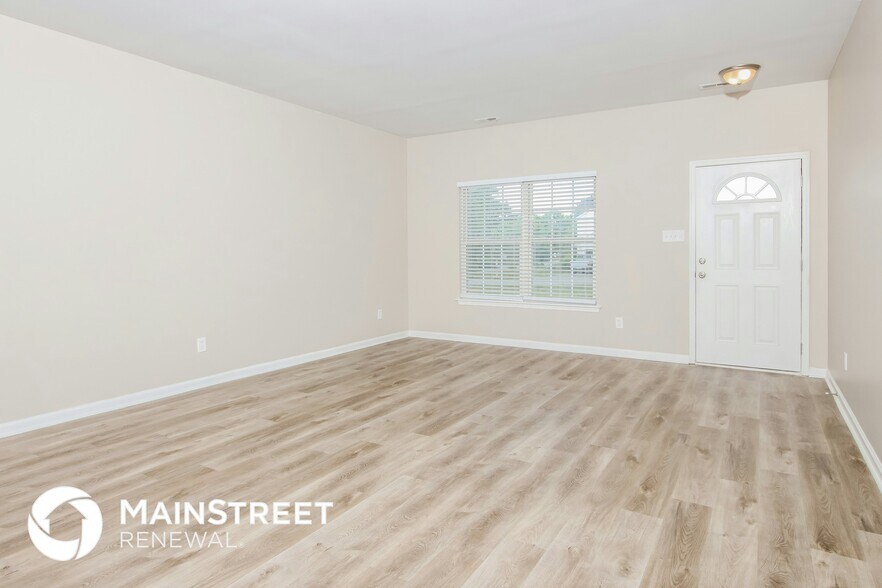 Building Photo - 2060 Hidden Pond Dr