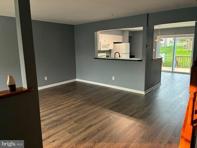 Building Photo - 746 Villager Cir