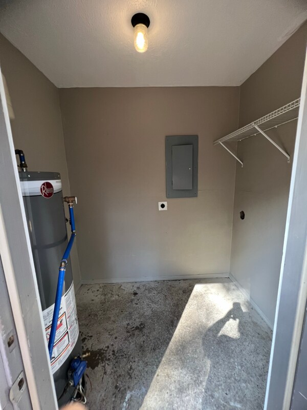 Building Photo - 2220 Mahan Dr