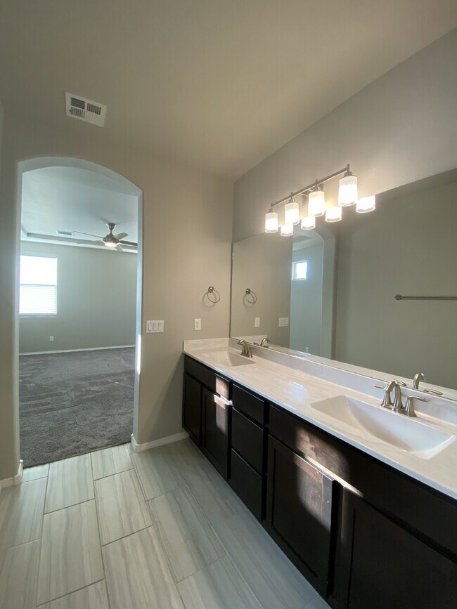 Building Photo - Single story 4BR/2Bath/Open Floor Plan/1907 Sqr Ft