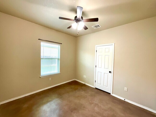 Building Photo - High Ceilings, Fenced Yard & 2-Car Garage – New Braunfels Living!