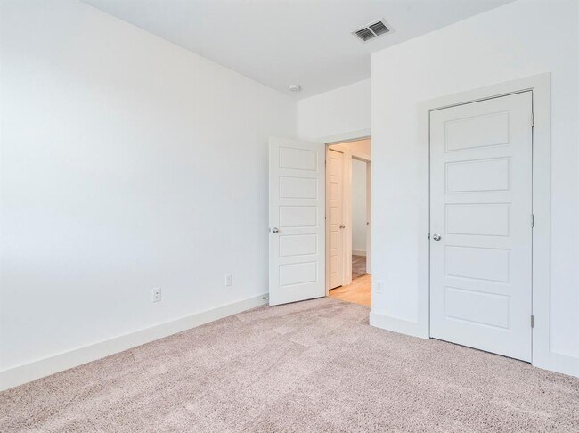 Building Photo - 2309 Hermia St