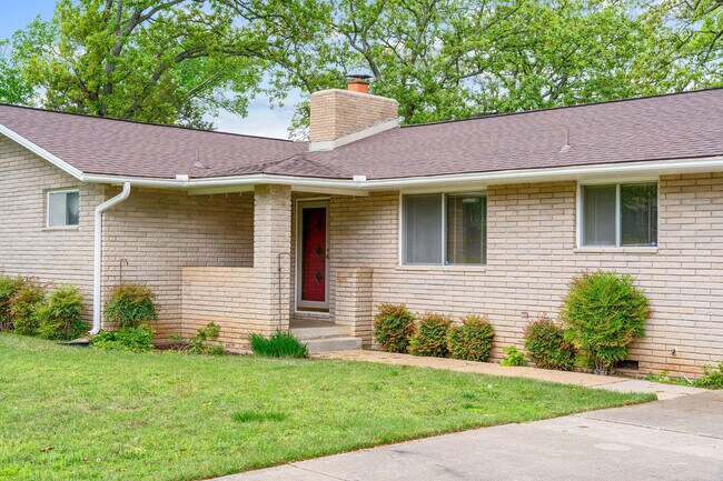 Building Photo - 471 Parkside Dr