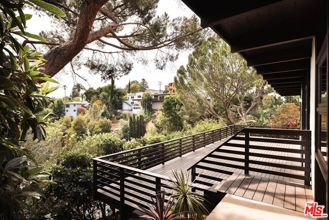 Building Photo - 2020 Mayview Dr